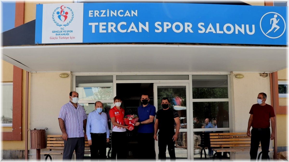 Kaymakamdan genç güreşçilere hediye