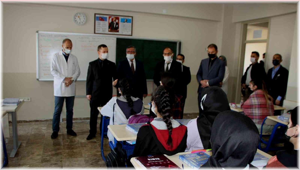 Kaymakamı Demirer, YKS'ye hazırlanan öğrencilere kitap dağıttı