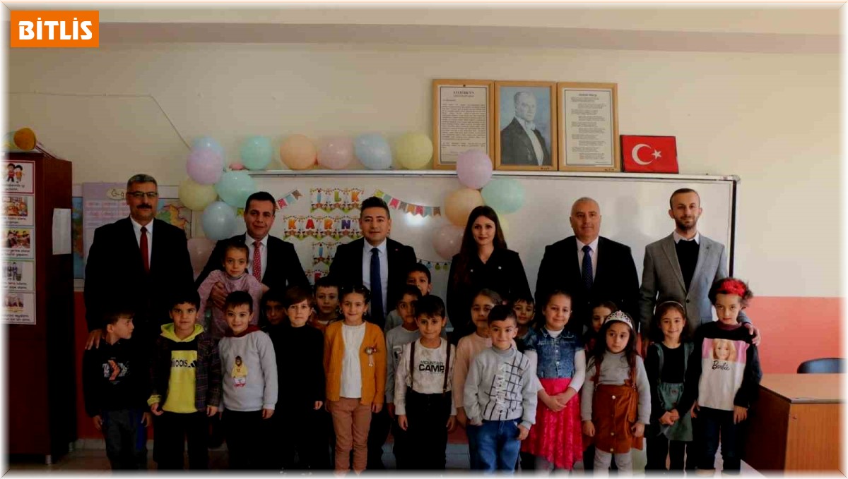 Kaymakamı Özçelik, öğrencilerin karne heyecanına ortak oldu