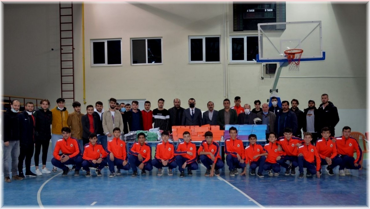 Kaymakamlık ve belediyeden spor kulübüne malzeme yardımı