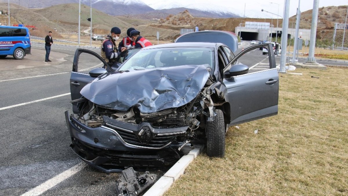 Kaza anı kamerada, otomobil ile hafif ticari araç çarpıştı: 6 yaralı