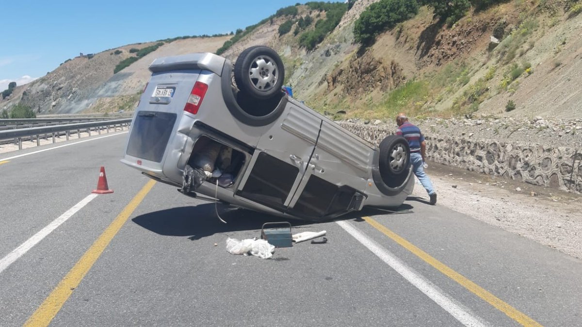 Kaza ucuz atlatıldı, ters dönen araçta 1 kişi yaralandı