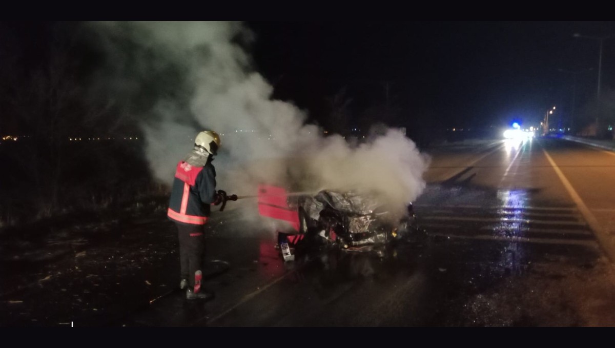 Kaza yapan otomobil yanmaya başladı