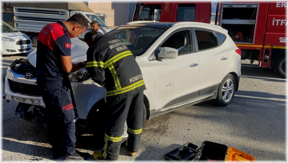 Kaza yapan otomobilin çarptığı bahçe duvarı çocuğun üzerine devrildi: 3 yaralı