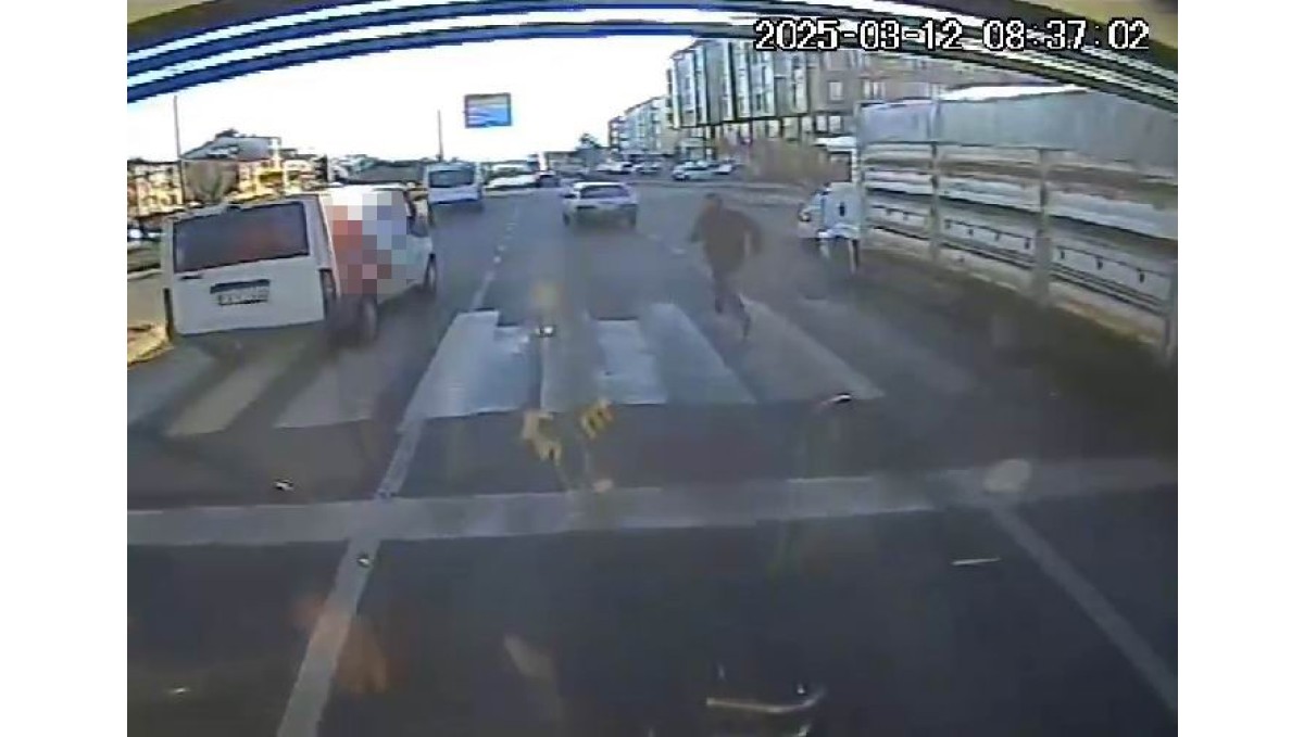 Kaza yapıp indiği aracın peşinden metrelerce koştu: Bingöl'de bir garip zincirleme trafik kazası