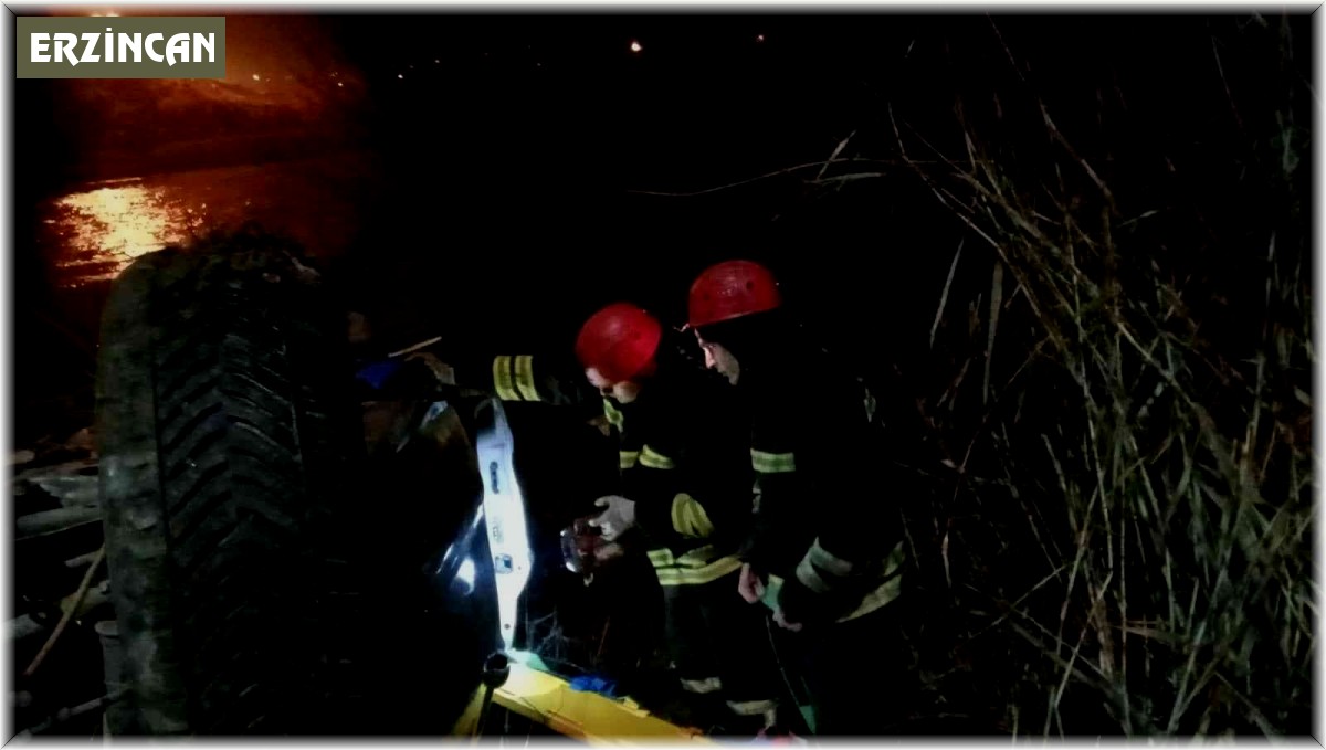 Kazada araçta sıkışan 2 kişiyi itfaiye kurtardı