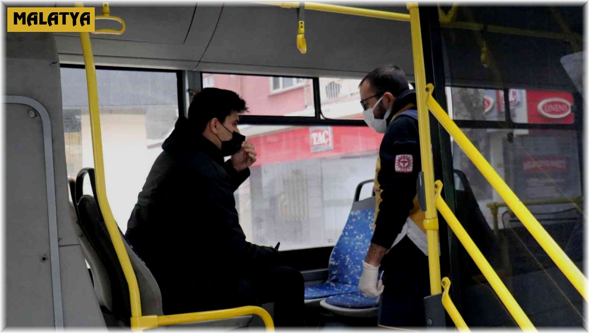 Kazada beli tutulan genç oturarak yardım bekledi