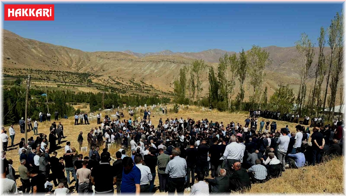 Kazada hayatını kaybeden anne ve oğlu gözyaşları arasında toprağa verildi