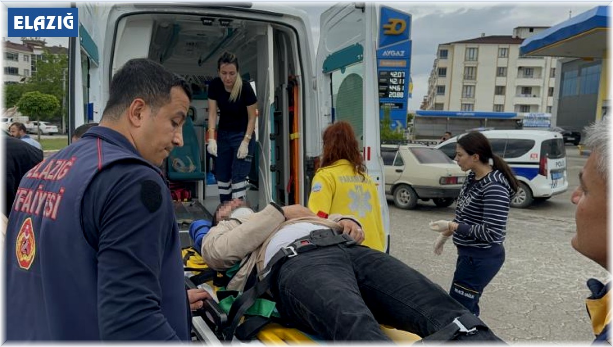 Kazada otomobile sıkışan sürücüyü itfaiye kurtardı