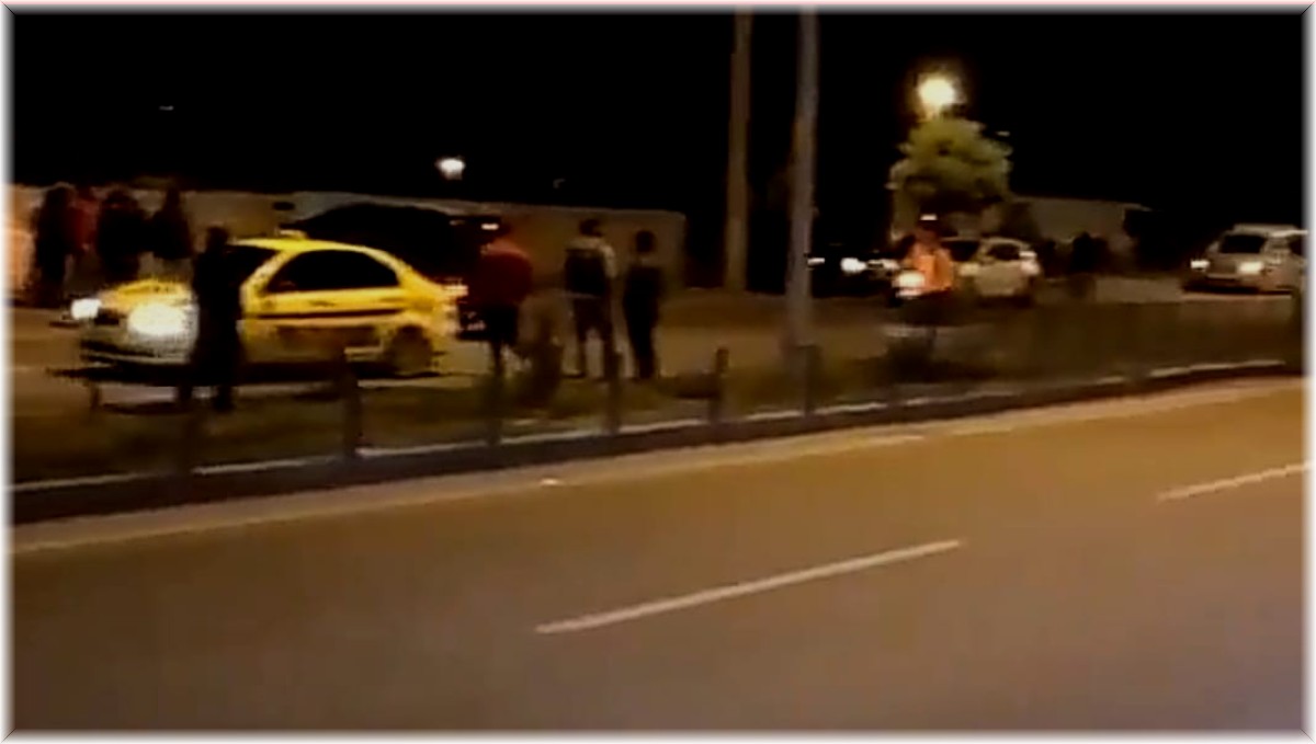 Kazada refüje çıkan otomobil ağaçlara çarparak durabildi: 2 yaralı