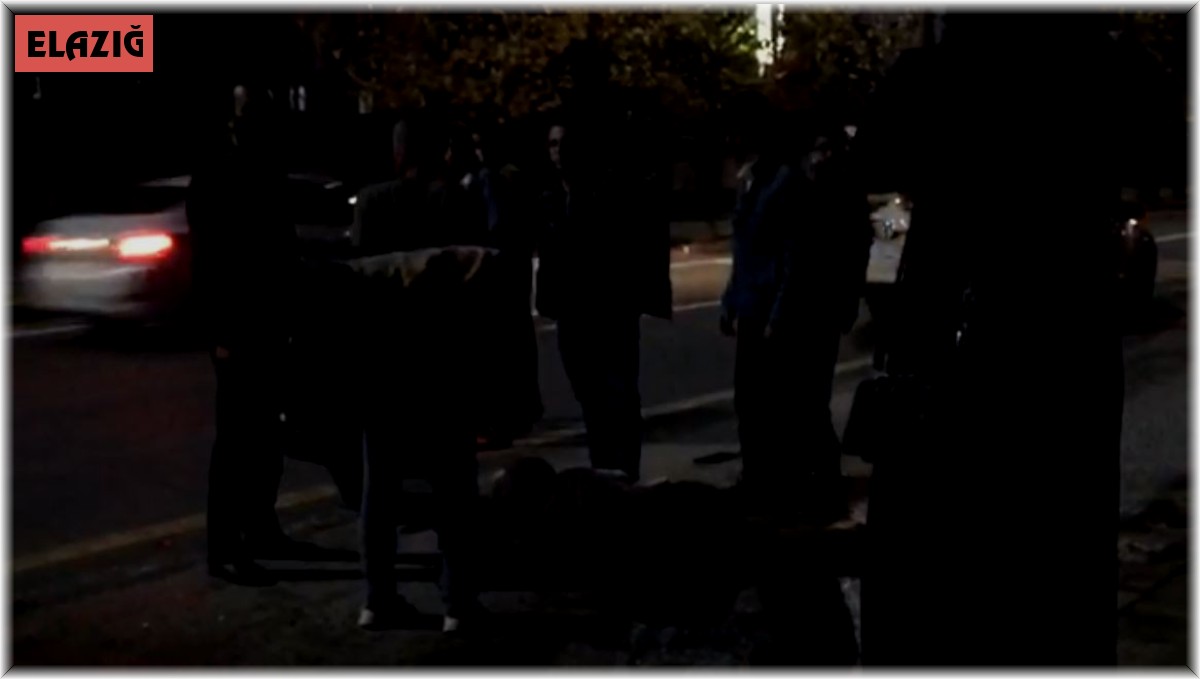 Kazada yaralanan kadının üzerini montlarıyla örttüler