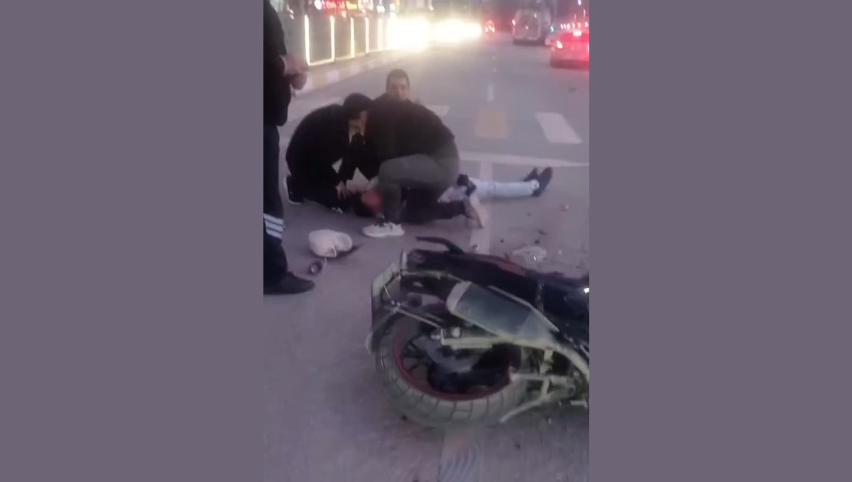 Kazada yaralanan motosiklet sürücüsüne, yoldan geçen doktor müdahale etti