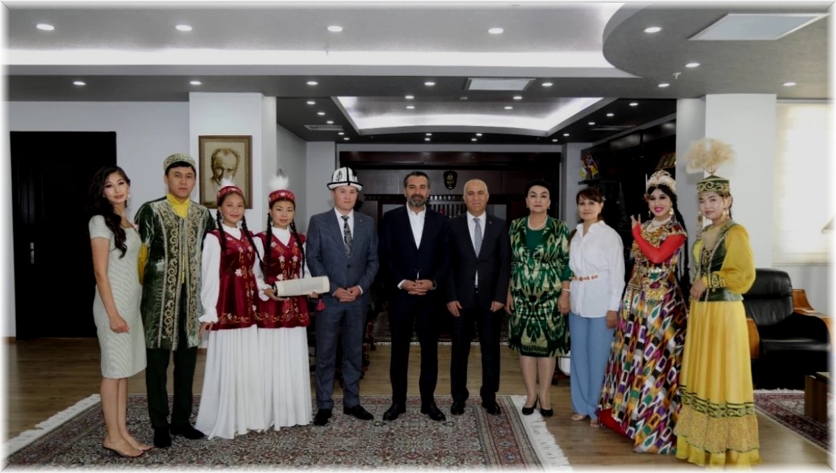 Kazakistan, Kırgızistan ve Özbekistan sanat toplulukları Başkan Şerifoğulları ile bir araya geldi