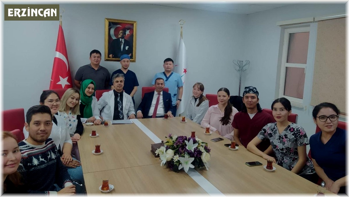 Kazakistanlı asistan doktorlar başhekimle bir araya geldi