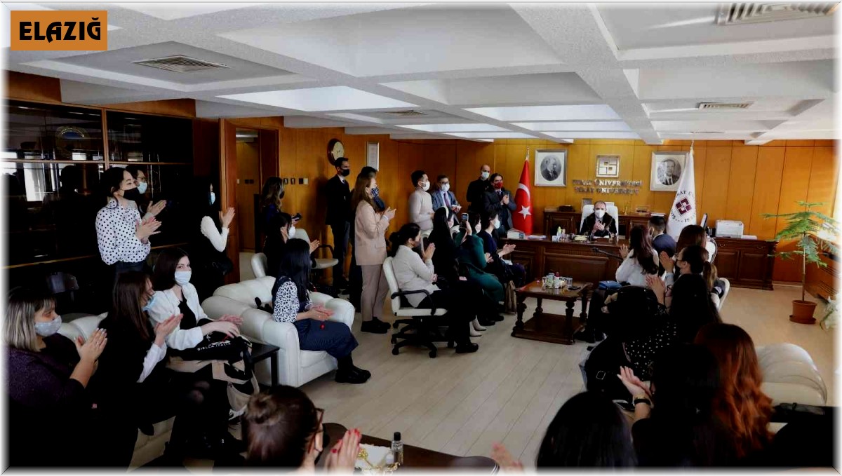 Kazakistanlı öğrencilerden Rektör Göktaş ile bir araya geldi