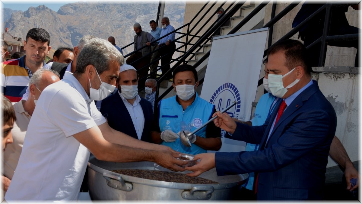 Kazanların başına geçen Vali Akbıyık, aşure dağıttı