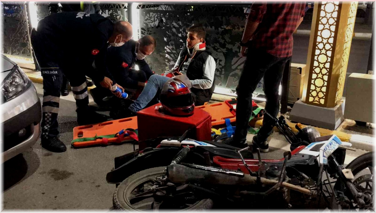 Kazaya bakarken kaza yapan motosikletli kurye yaralandı
