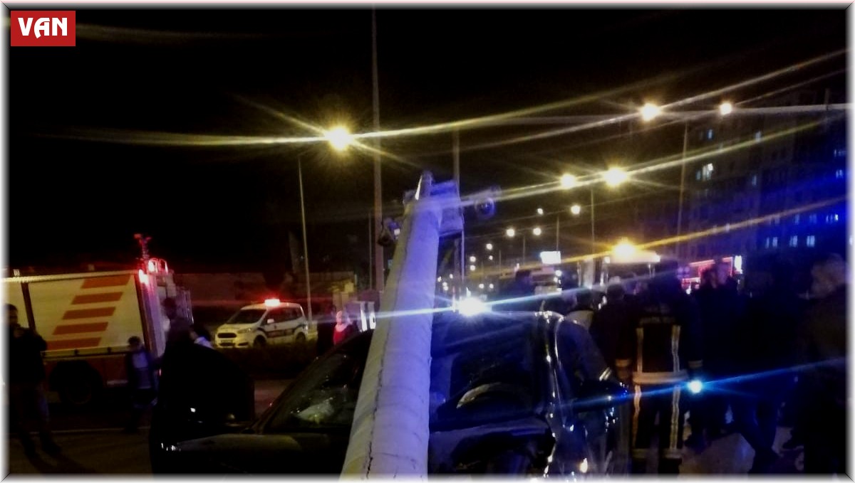 Kazaya karışan otomobil güvenlik kamerası direğine çarparak durabildi: 2 yaralı