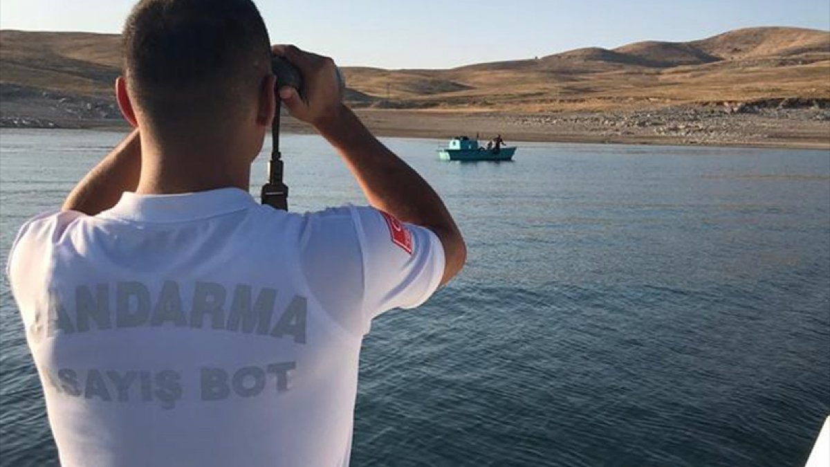 Keban Baraj Gölü'nde mahsur kalan teknedeki 5 kişi kurtarıldı