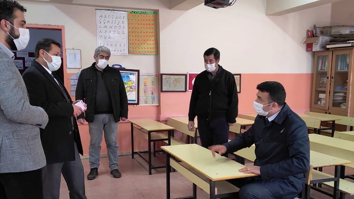 Keban Kaymakamı Akbulut, okullarda incelemede bulundu