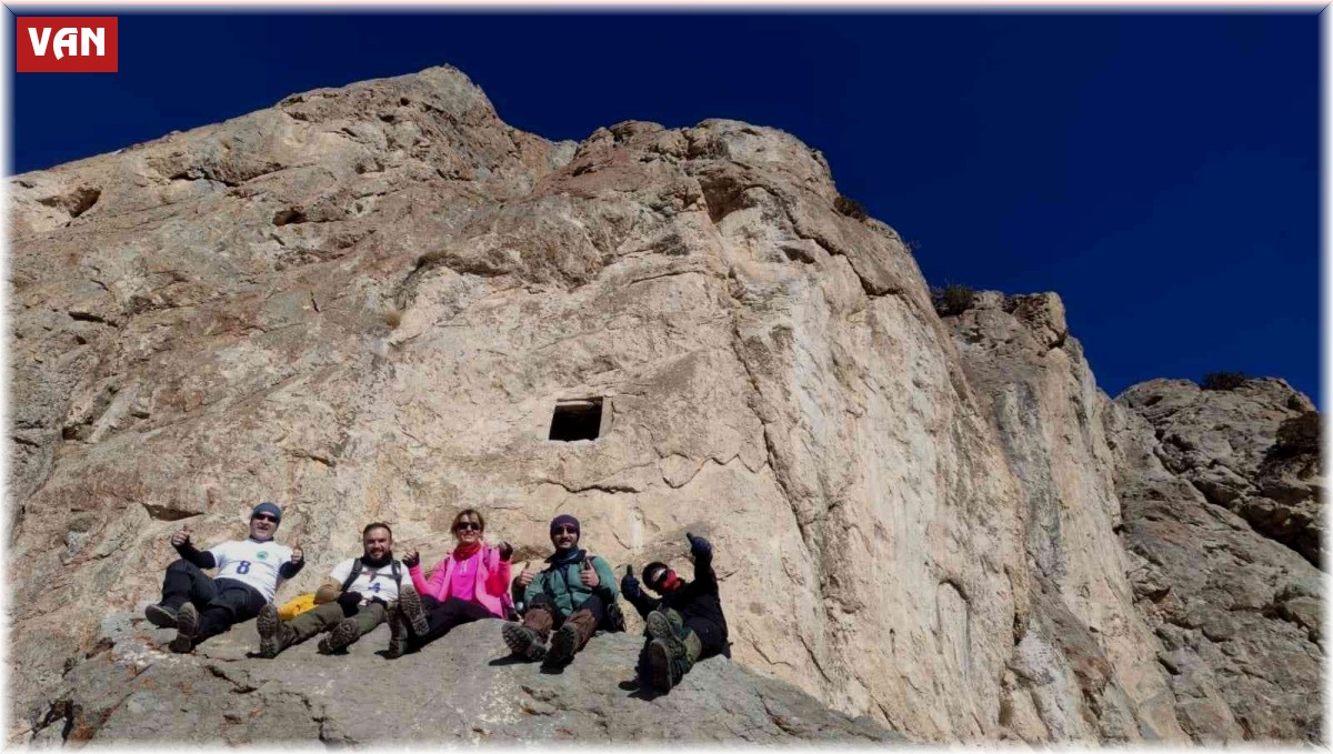 Kelespi Dağı'na tırmanan dağcılar, tarihi yapılara rastladı