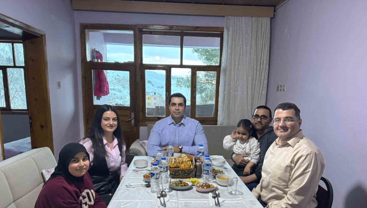 Kemah Kaymakamı Tutay ailesiyle iftar sofrasında buluştu