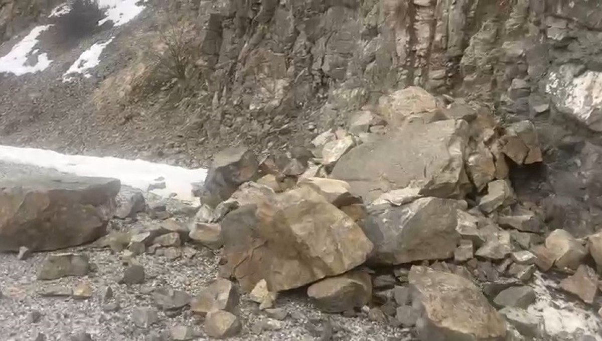 Kemah'taki deprem sonrası Hakbilir köyü yoluna kayalar düştü