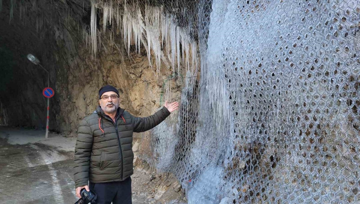 Kemaliye'de 'dünyanın en zorlu yolları' arasında gösterilen "Taş Yolu" buz tuttu