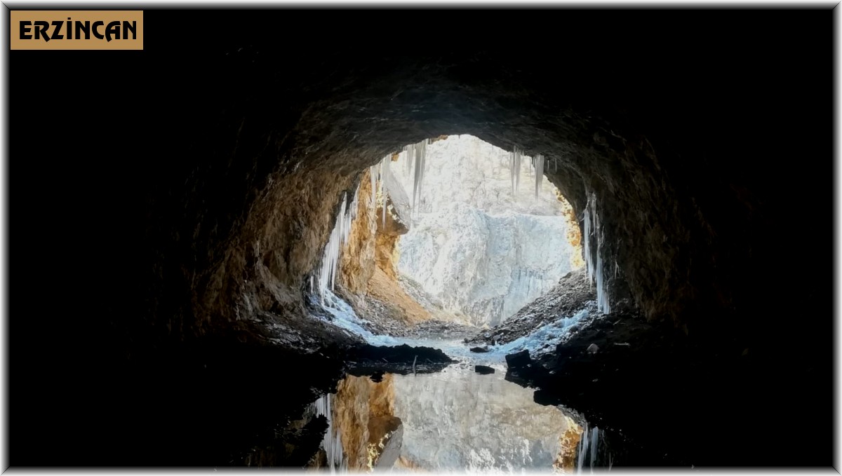 Kemaliye'de 'dünyanın en zorlu yolları' arasında gösterilen "Taş Yolu" buz tuttu