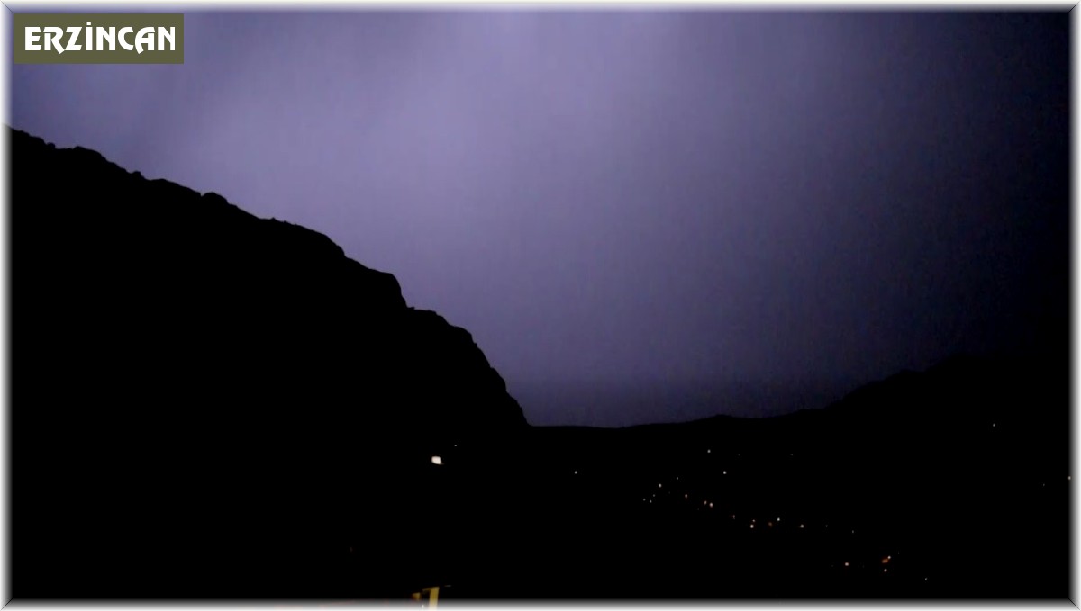 Kemaliye'de gökyüzünü şimşekler aydınlattı