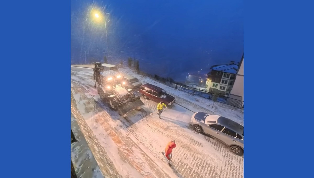 Kemaliye'de karla mücadele çalışmaları aralıksız sürüyor