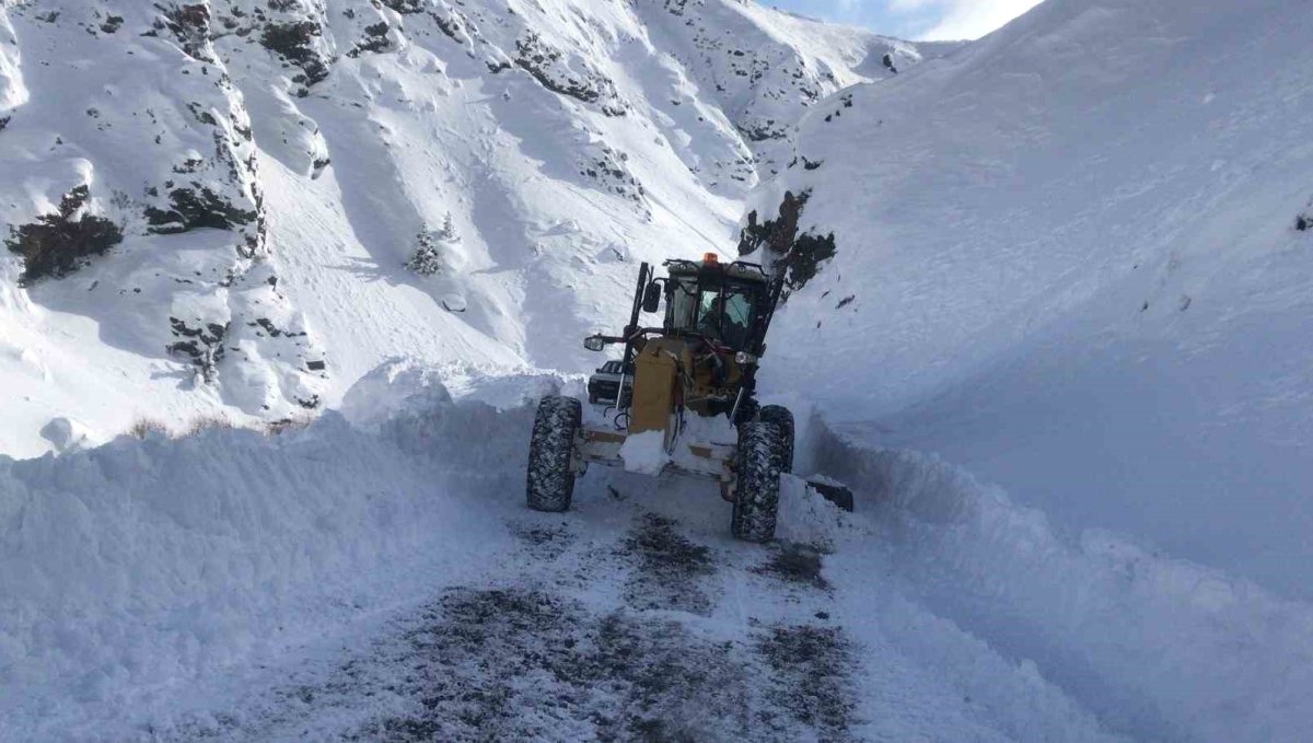 Kemaliye'de köy yollarında karla mücadele sürüyor