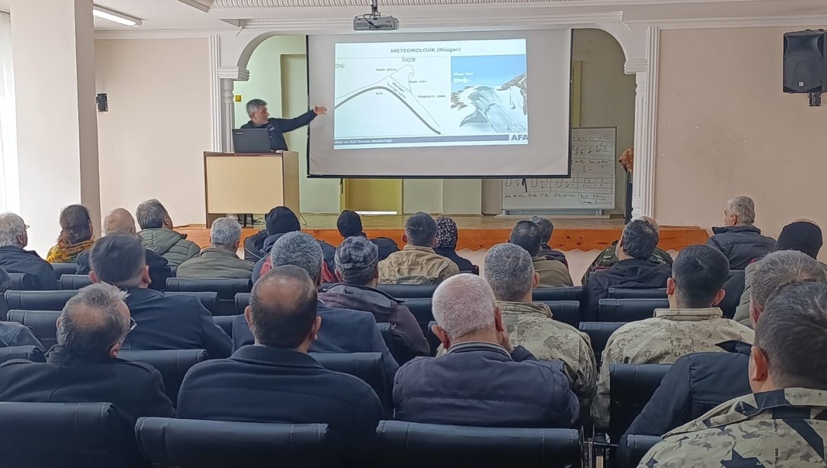 Kemaliye'de muhtarlar çığ tehlikesine karşı bilgilendirildi