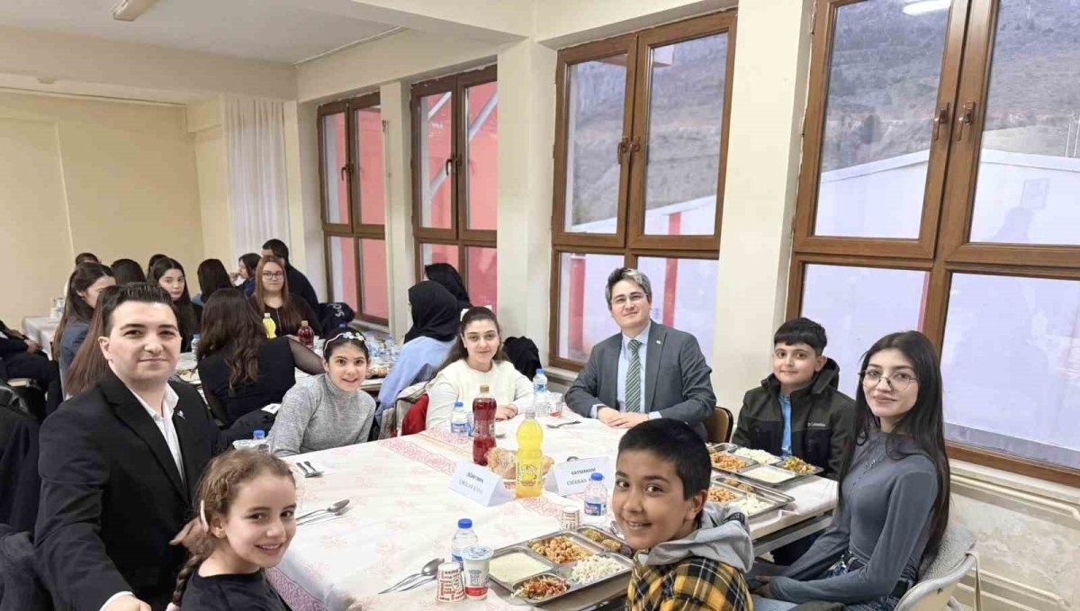 Kemaliye'de öğrencilerle iftar programı düzenlendi