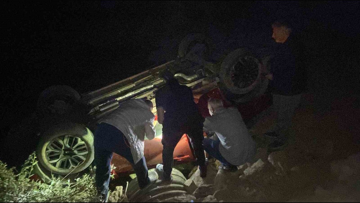 Kemaliye'de otomobil su kanalına uçtu: 4 yaralı