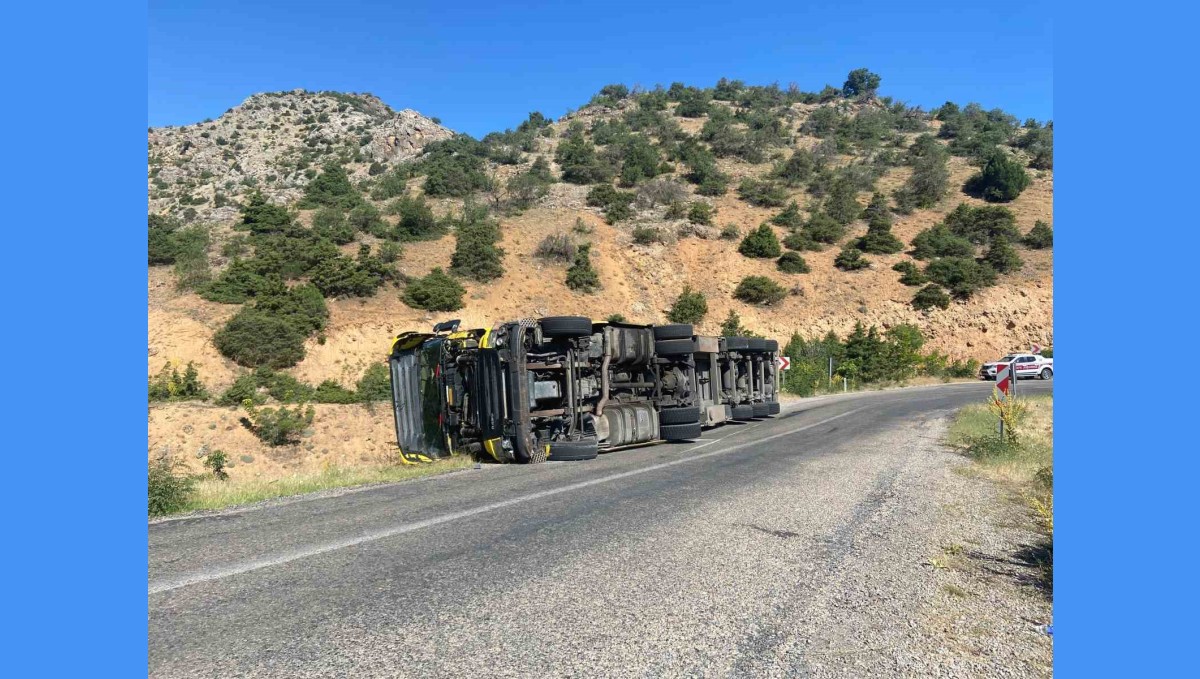 Kemaliye'de tır devrildi
