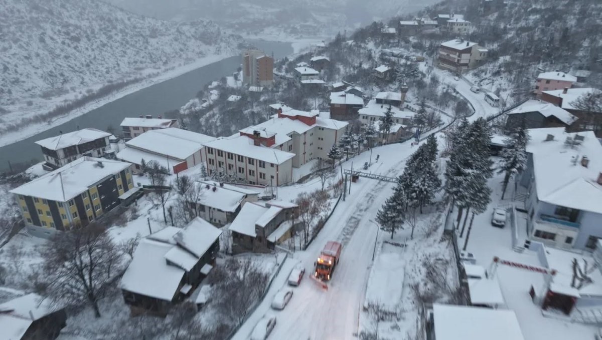 Kemaliye güne karla uyandı