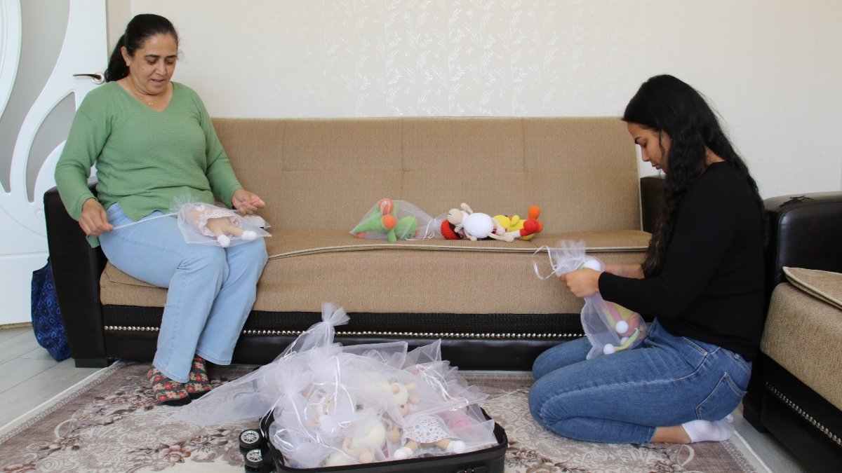 Kemoterapide gördüğü çocukların yüzlerini ördüğü bebeklerle güldürdü