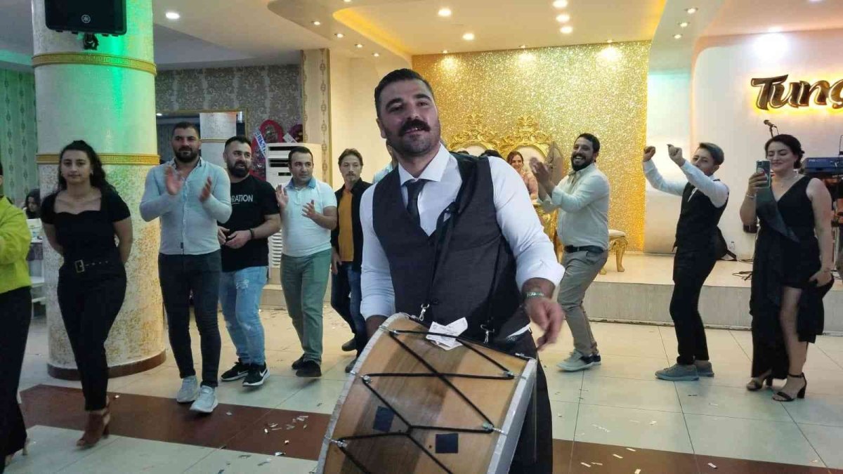 Kendi düğününde bir davulcu oldu bir zurnacı oldu