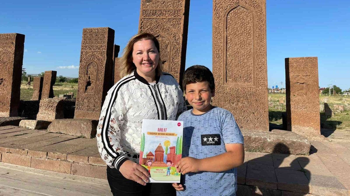 Kendi imkanlarıyla çıkardığı etkinlik kitabını köy köy dolaşıp çocuklara hediye ediyor