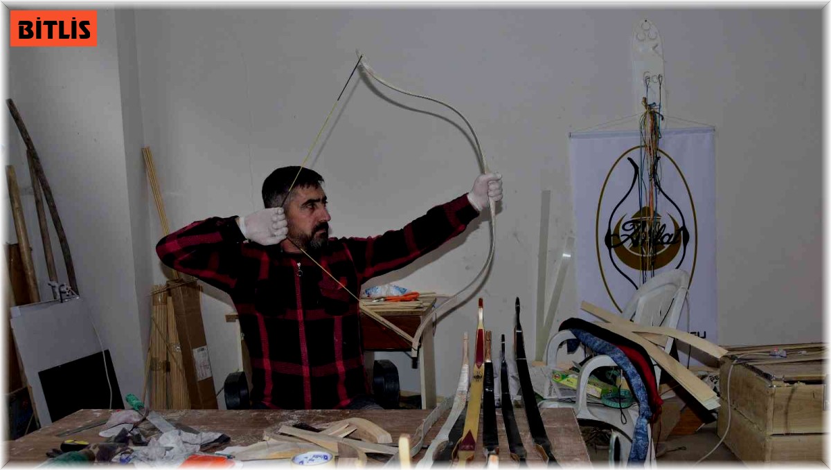 Kendi imkanlarıyla kurduğu atölyede yay üretiyor