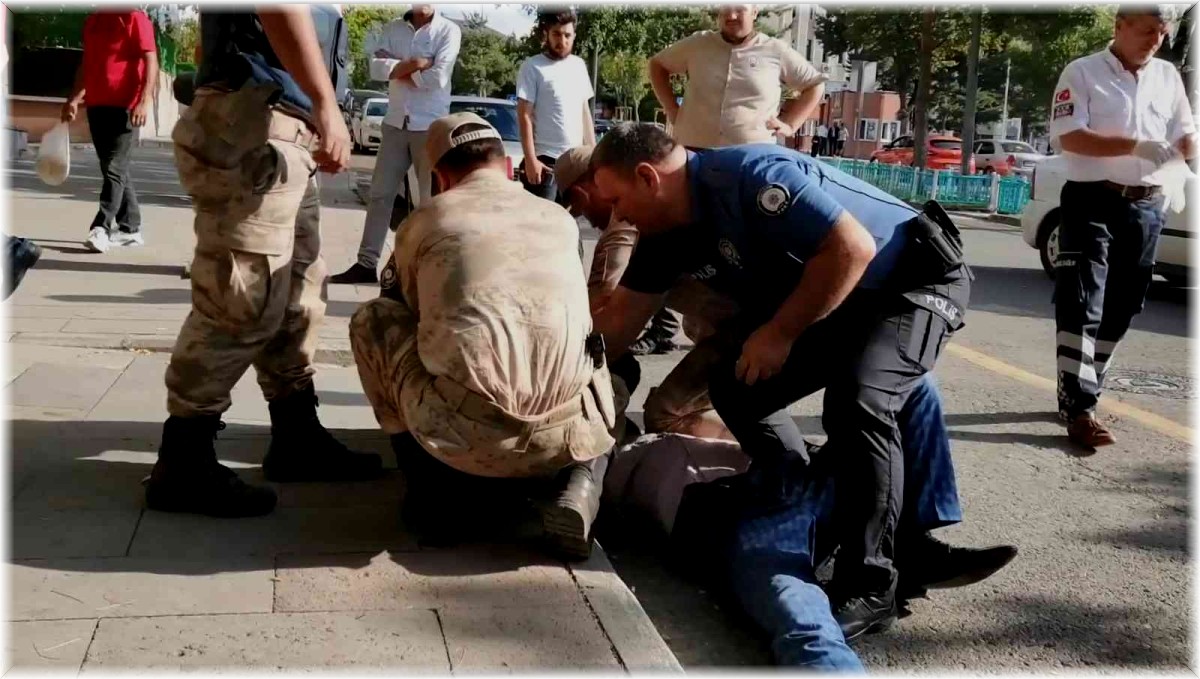 Kendine ve çevreye zarar veren şahsı kelepçeleyerek kontrol altına aldılar