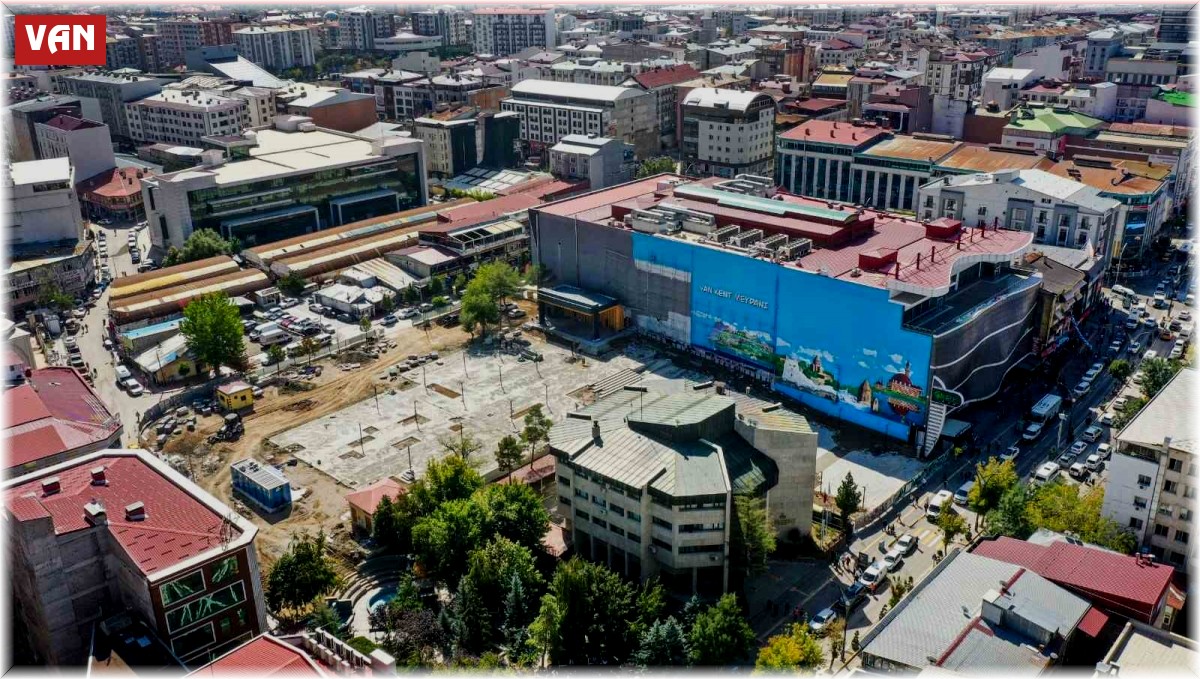 Kent meydanı açılışa hazırlanıyor