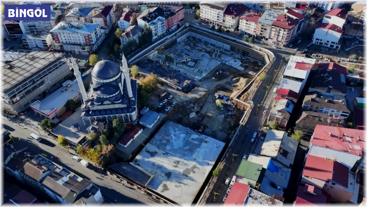 Kent meydanında çalışmalar sürüyor