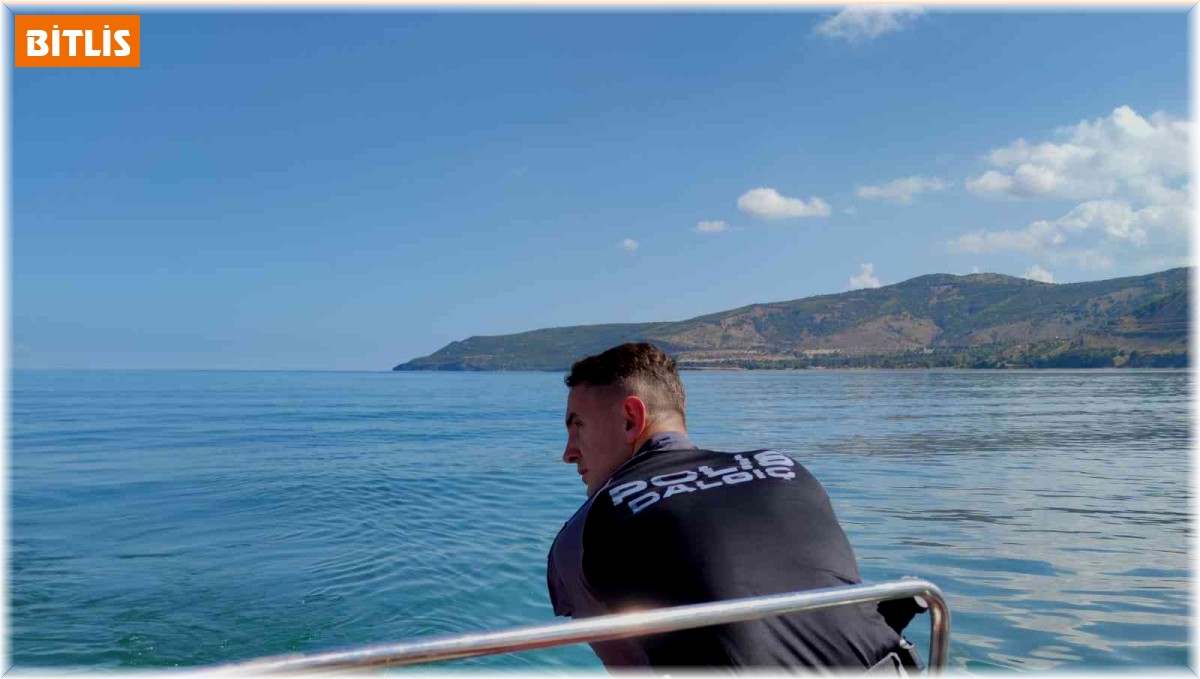 Kesilmemek için kaçan manda Van Gölü'ne düştü