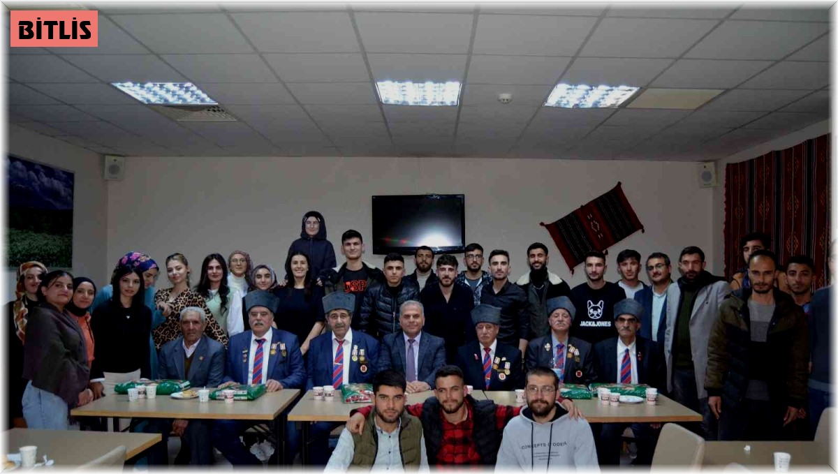 Kıbrıs gazileri üniversite öğrencileriyle anılarını paylaştı