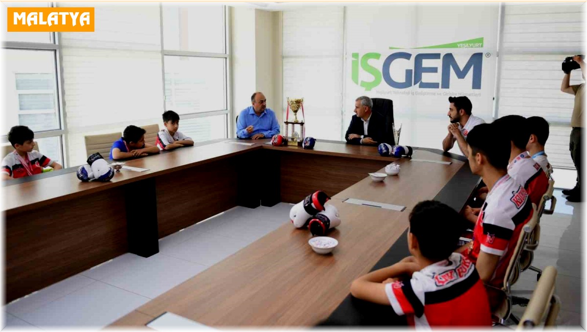 Kick-Boks takımının şampiyon sporcularını ağırladı