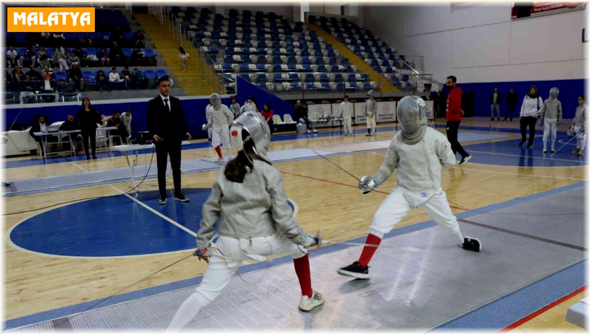 Kılıçları bölge şampiyonluğu için çektiler