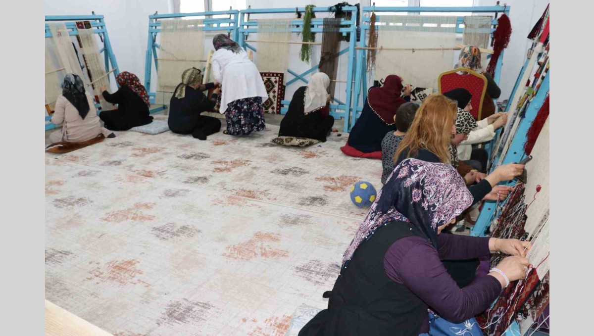 Kilimler kadınların eliyle sonraki nesillere aktarılıyor