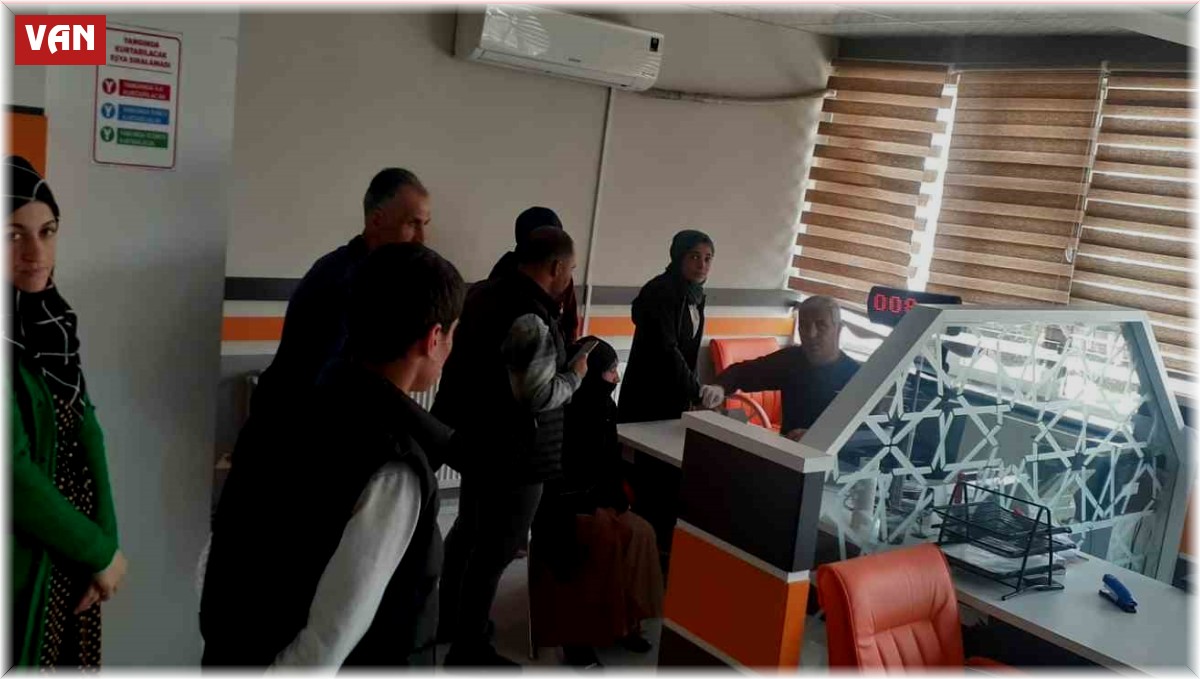 Kimliğini kaybeden seçmenler soluğu nüfus müdürlüklerinde aldı